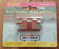 R8979 Hornby Brick Walls with Gates